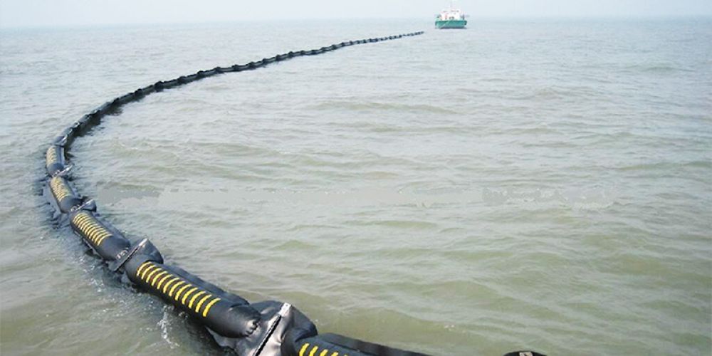 High-frequency heat sealing machines are used to produce PVC oil booms